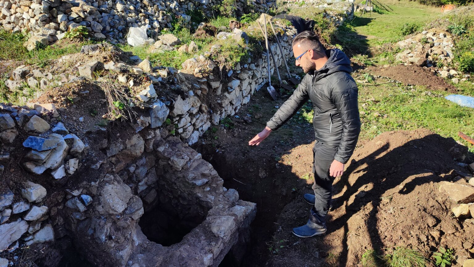 Archeológ Peter Ďurica ukazuje na toalety s kanalizáciou na Kláštorisku v Slovenskom raji. Foto: Rastislav Ovšonka