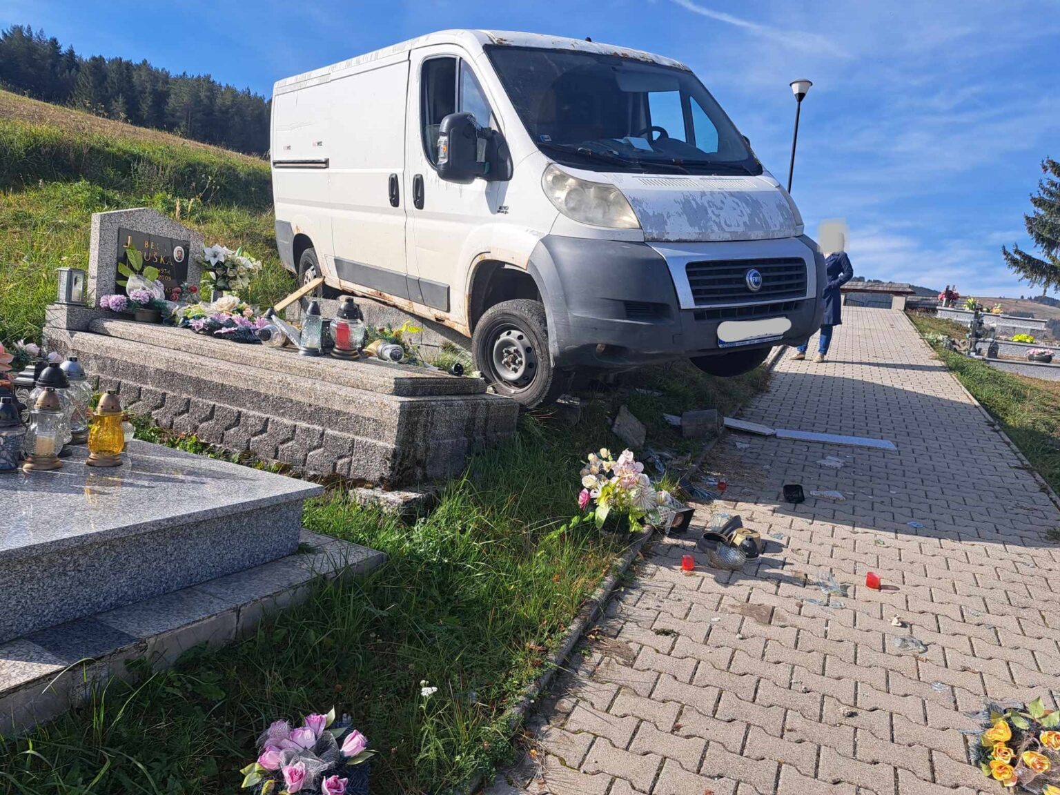 Muža na cintoríne v Liptovskej Tepličke prešla dodávka. Foto: ATE