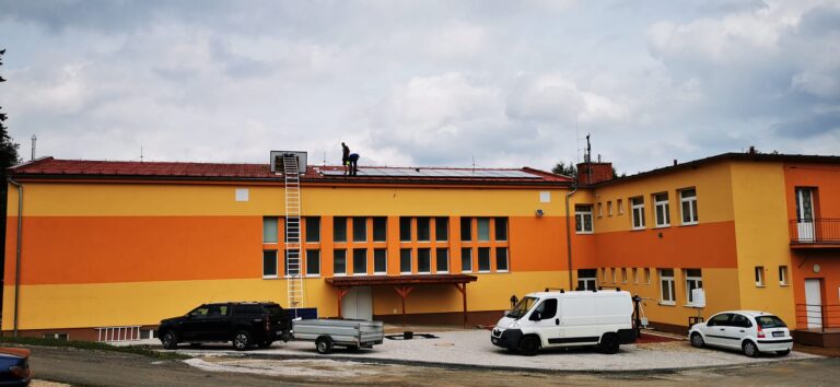 Tuhár vďaka fotovoltickým panelom ušetrí aj náklady na verejné osvetlenie