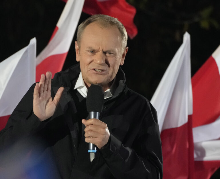 S Tuskom alebo vôbec. Bývalý poľský premiér sa vrátil, aby pomohol poraziť Kaczyńského PiS