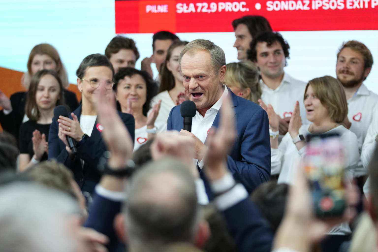 Donald Tusk, bývalý poľský premiér, sa v nedeľu 15. októbra 2023 prihovára svojim priaznivcom v centrále svojej strany vo Varšave v Poľsku. Foto: TASR/AP