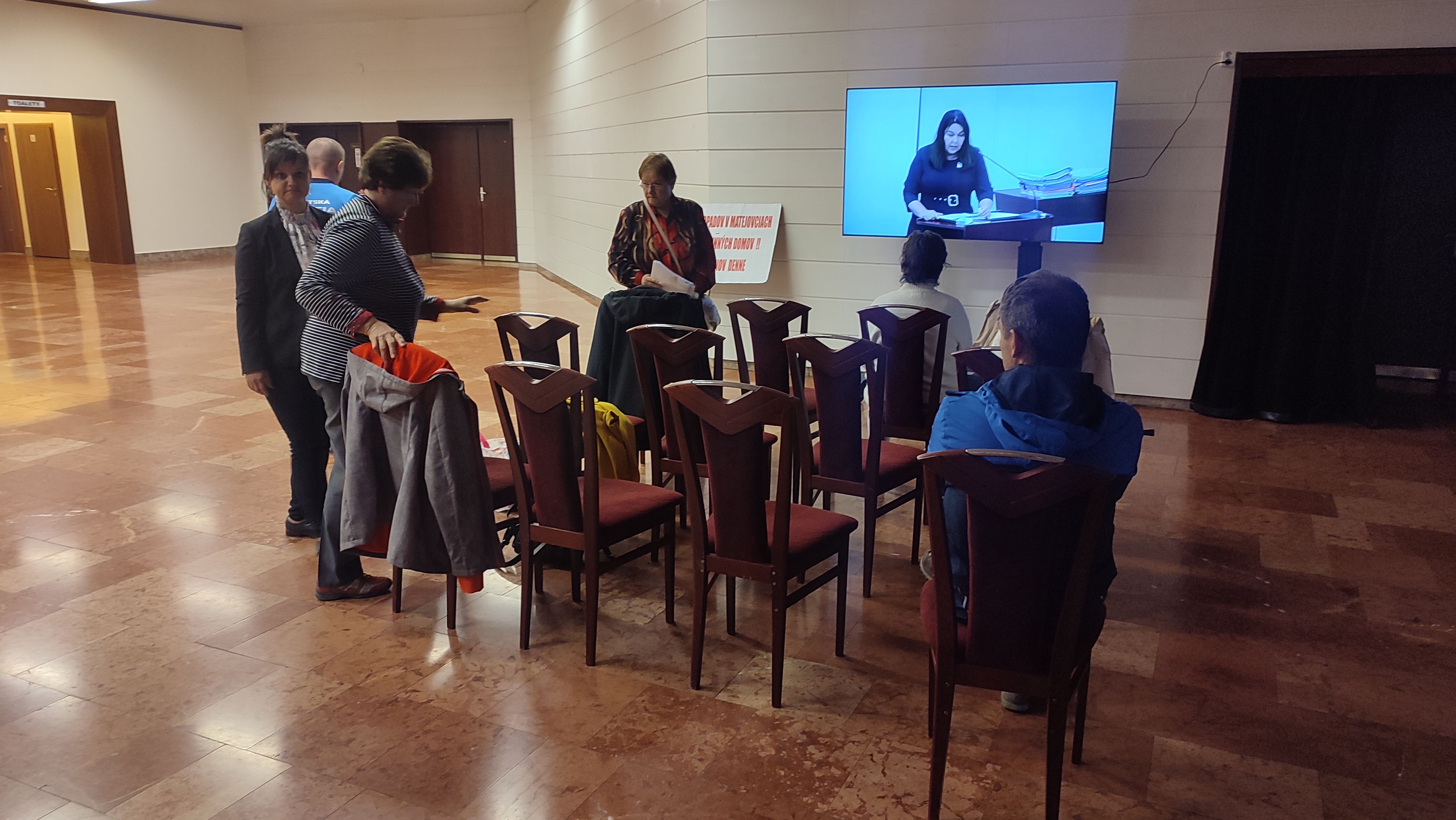 Mesto poslalo verejnosť za dvere rokovacej miestnosti. Dalo tam obrazovku