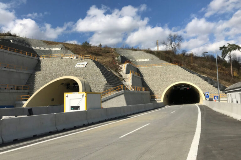 Vodiči pozor, týmto tunelom sa cez víkend vyhnite