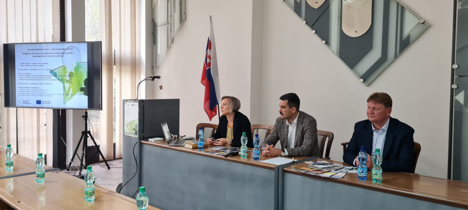 Primátor Fiľakova Attila Agócs (v strede) na zasadnutí týkajúcom sa projektu. Foto: Mesto Fiľakovo