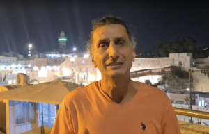 Svet potrebuje niekoho, kto mu bude pripomínať, že milovať je lepšie ako nenávidieť, hovorí bývalý moslim