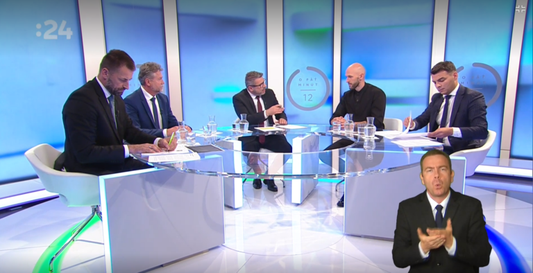 Zľava Marián Viskupič (SaS), Jozef Hajko (KDH), moderátor Marek Makara, Michal Truban (PS) a Peter Pollák mladší (OĽaNO). Reprofoto: RTVS