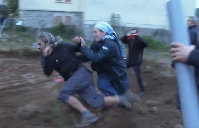 Mníška uzemnila klimatického aktivistu, ktorý protestoval proti výstavbe kostola