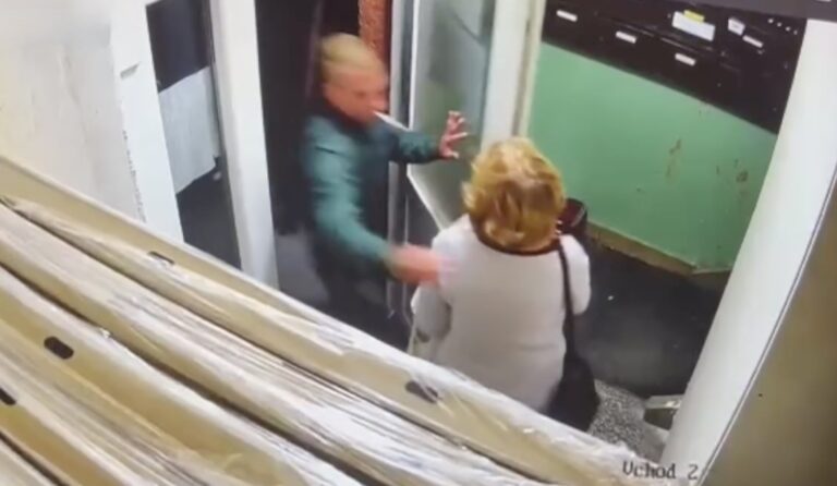 Hrozivá lúpež v Trenčíne: Muž napadol seniorku v bytovom dome