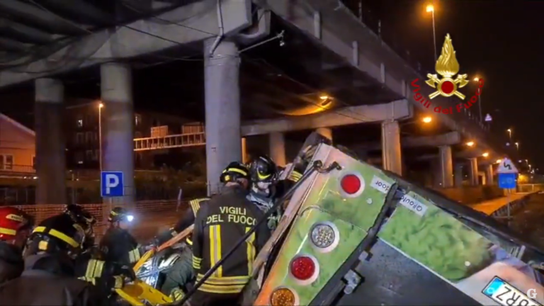 Haváriu autobusu s turistami v Benátkach neprežilo 21 ľudí