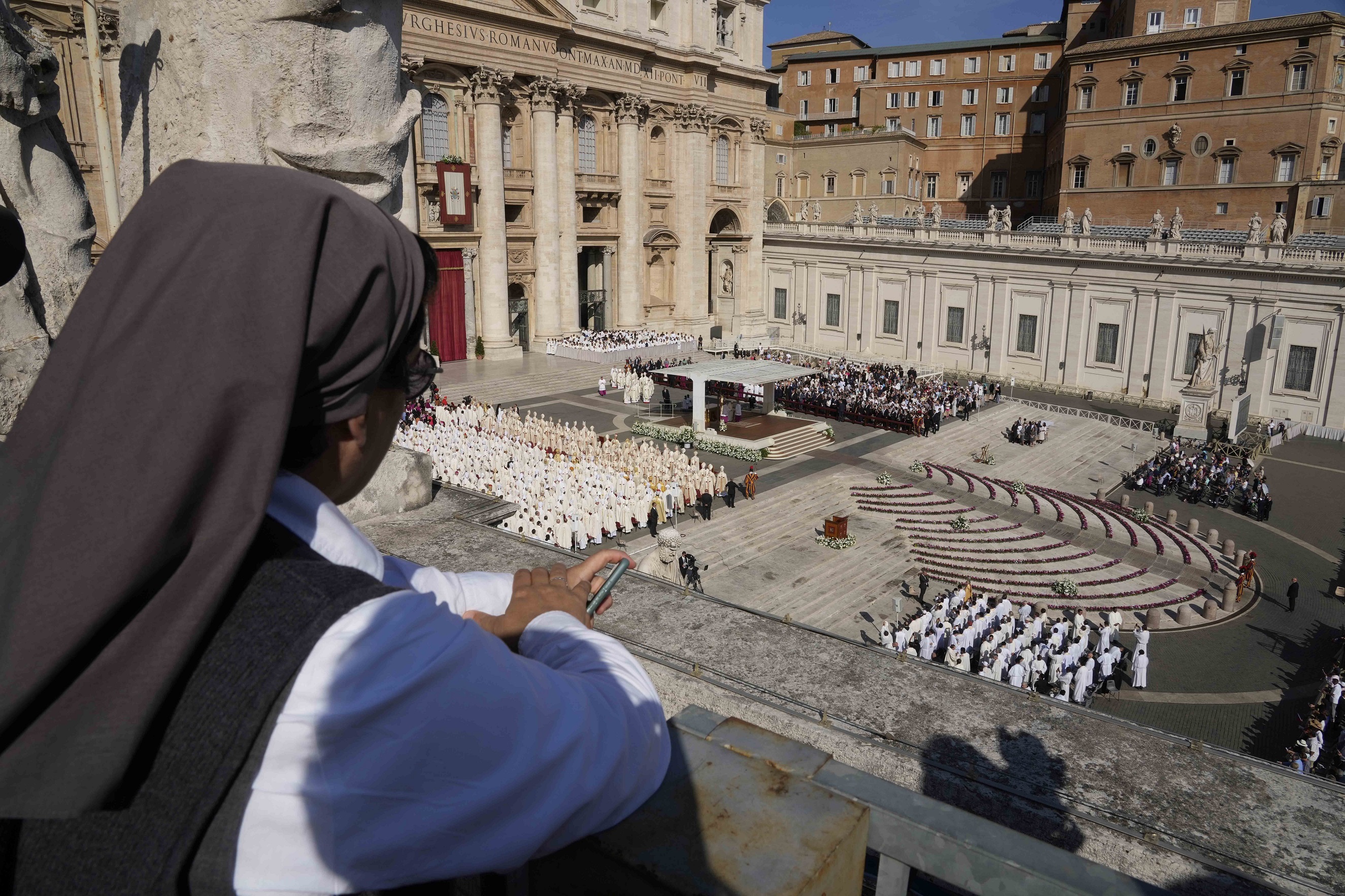 Stavať mosty, a nie múry? Občas treba plot a strážnu vežu. Kardináli Zen a Müller sa vyjadrili k synode