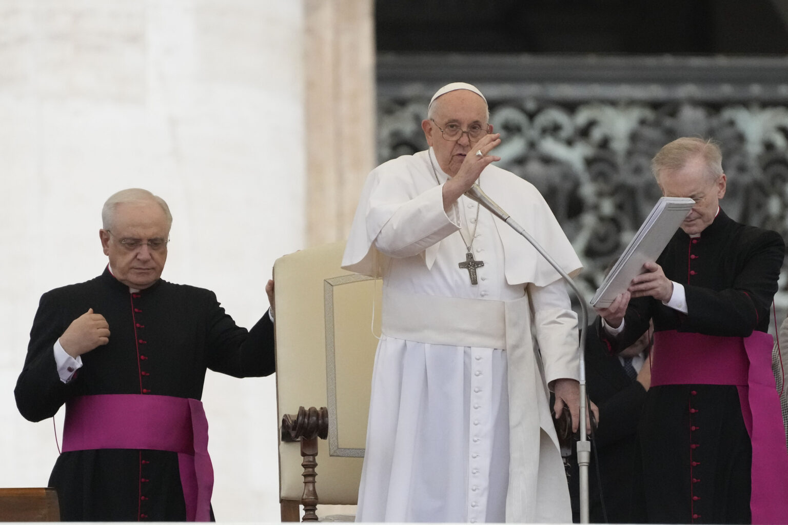 Pápež František žehná veriacich na generálnej audiencii na Námestí sv. Petra. Foto: TASR/AP
