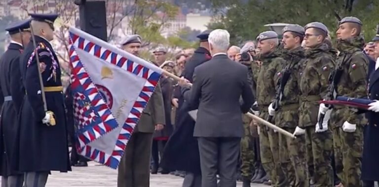 Petr Pavel trafil vojaka pri oslave 105. výročia vzniku ČSR zástavou priamo do hlavy