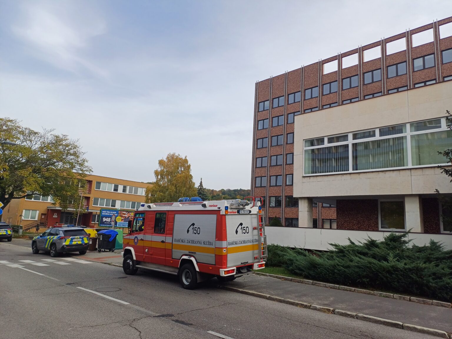 Dnešné pojednávanie zmarila nahlásená bomba na súde, budovu obkľúčili hasiči a policajti. Foto: RV