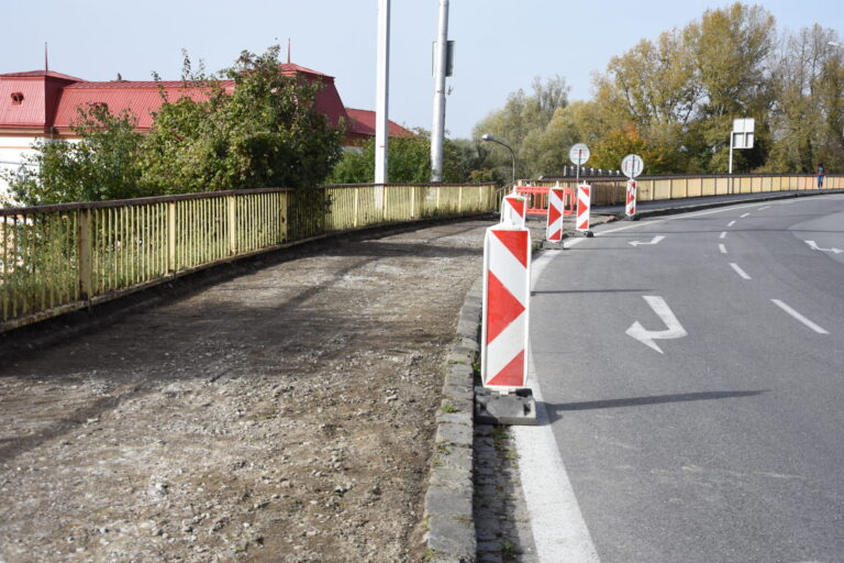 Mesto dokončuje rekonštrukciu na starom moste. Nové chodníky majú zvýšiť bezpečnosť chodcov