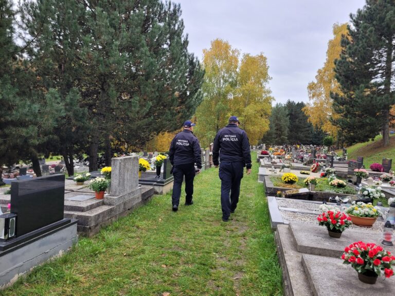 V okolí cintorínov v Banskej Bystrici pribudnú hliadky mestskej polície