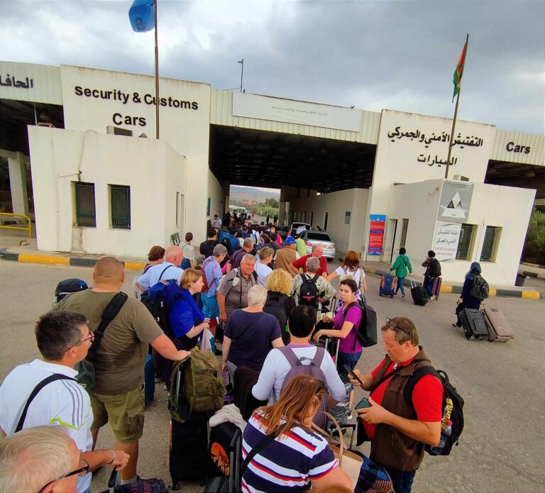 FOTO Dramatický útek našich krajanov z Izraela: Úplatky na hraniciach, čakanie bez jedla a vody a kilometrové obchádzky
