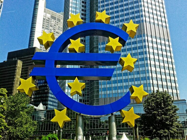 Prísna politika zaberá: Inflácia v eurozóne smeruje nadol. Cenou je prepad HDP, hrozba deflácie i rast zadlženosti