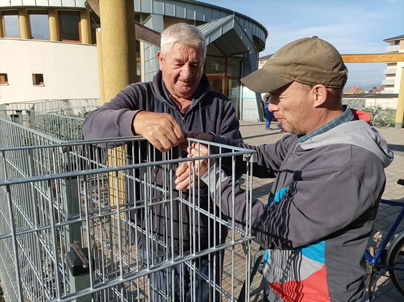 Po sobotňajšej brigáde (7. októbra) je oplotenie pri kostole znovu o niečo bližšie k finálnej verzii. Foto: Ľubomír Chochula