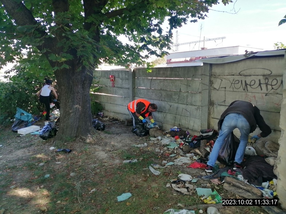 FOTO: Neporiadku v parku pri stanici v Trenčíne odzvonilo. Vinníci museli upratovať
