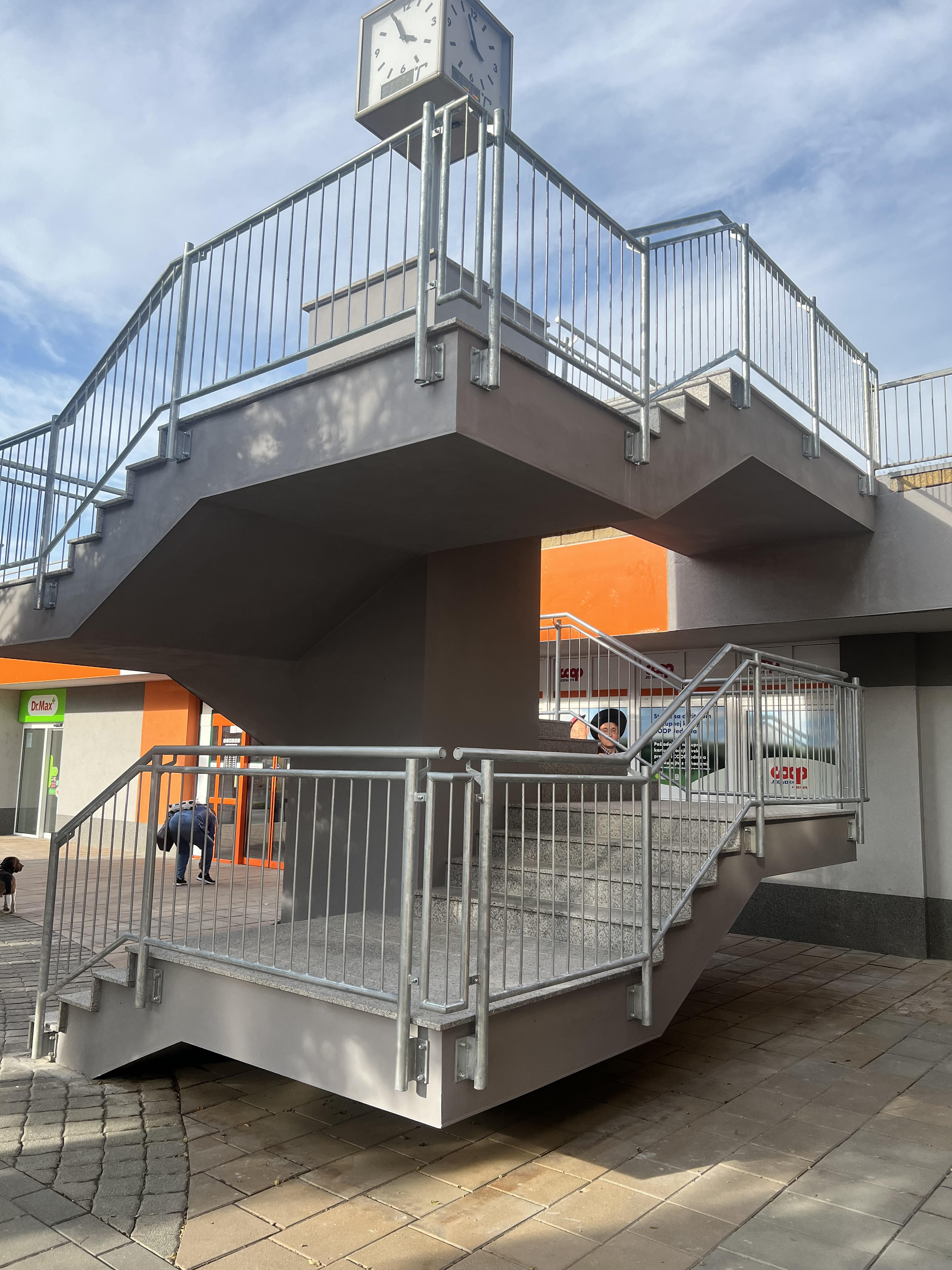 Radosť a nadšenie. Zdevastované schodisko konečne opravili