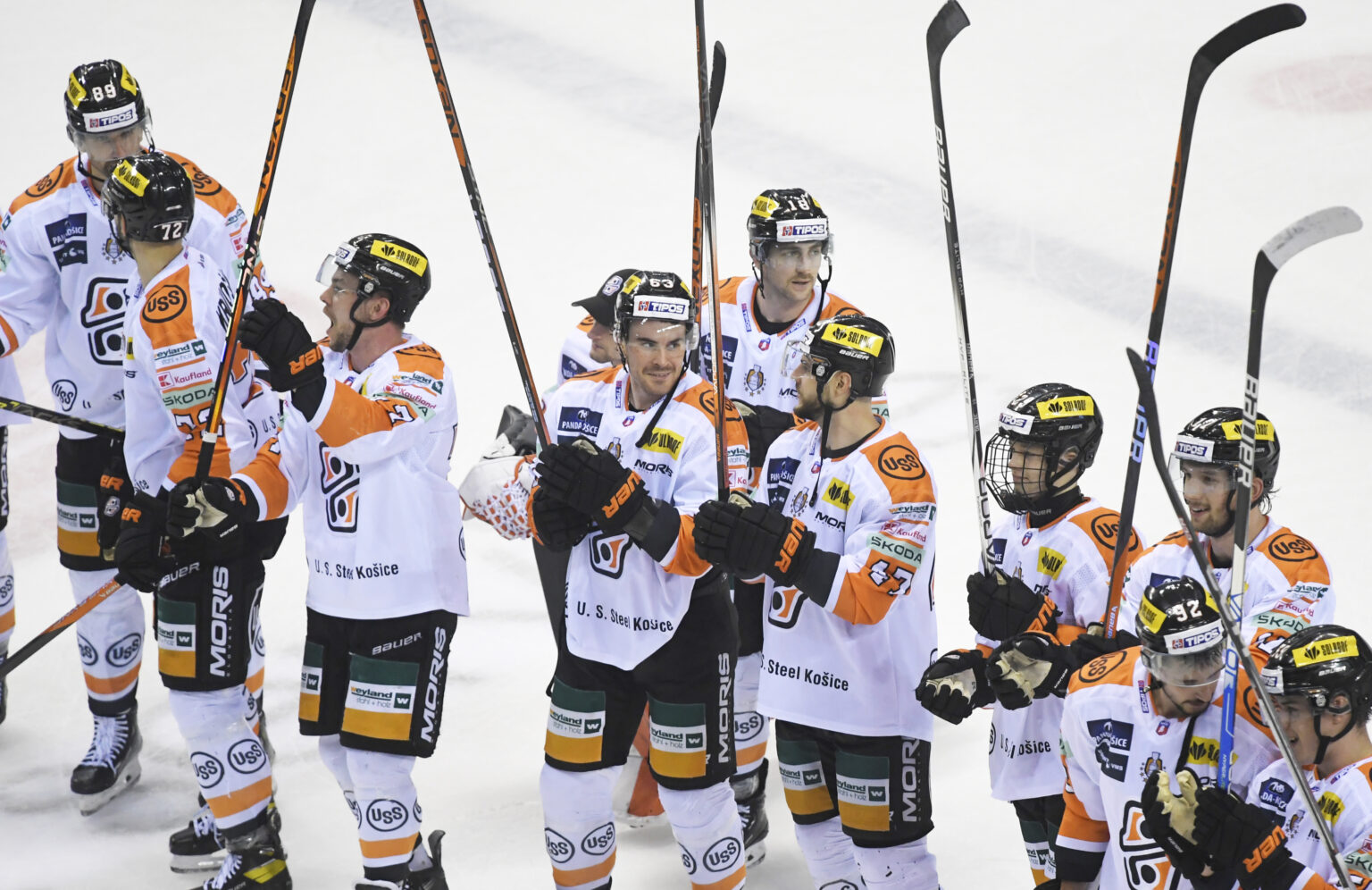 Na snímke hráči Košíc po víťazstve 5:1v zápase 15. kola hokejovej Tipos extraligy HC Košice - HC MIKRON Nové Zámky v Košiciach. Foto: František Iván/TASR