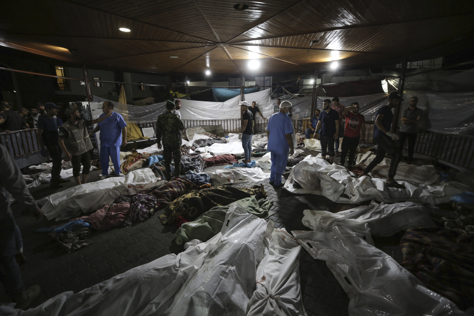 Telá zabitých Palestínčanov po explózii v nemocnici. Foto: TASR/AP