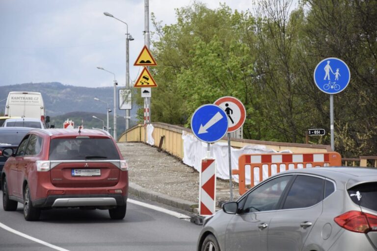 Na moste budú opravovať chodník. Ilustračná foto: Mesto Trenčín 