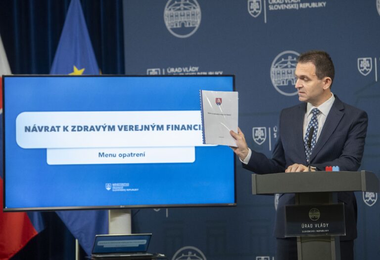 Daň z cukru, drahšie palivá, zrušenie 13. dôchodku i prepúšťanie v štátnej správe. Ako navrhuje Ódorov kabinet šetriť