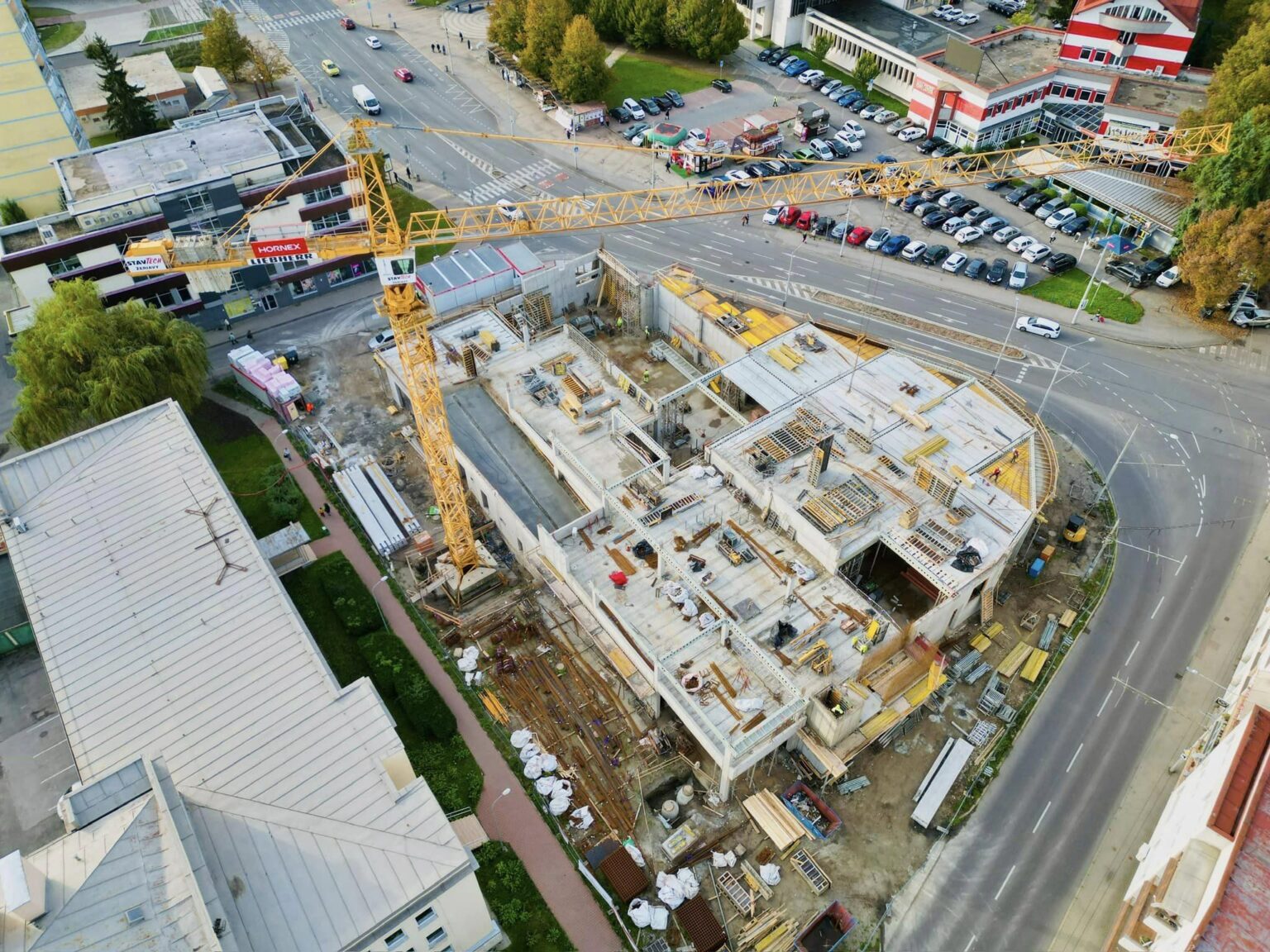 V Banskej Bystrici vyrastá parkovací dom pre 221 automobilov s piatimi nadzemnými podlažiami. Foto: Mesto BB