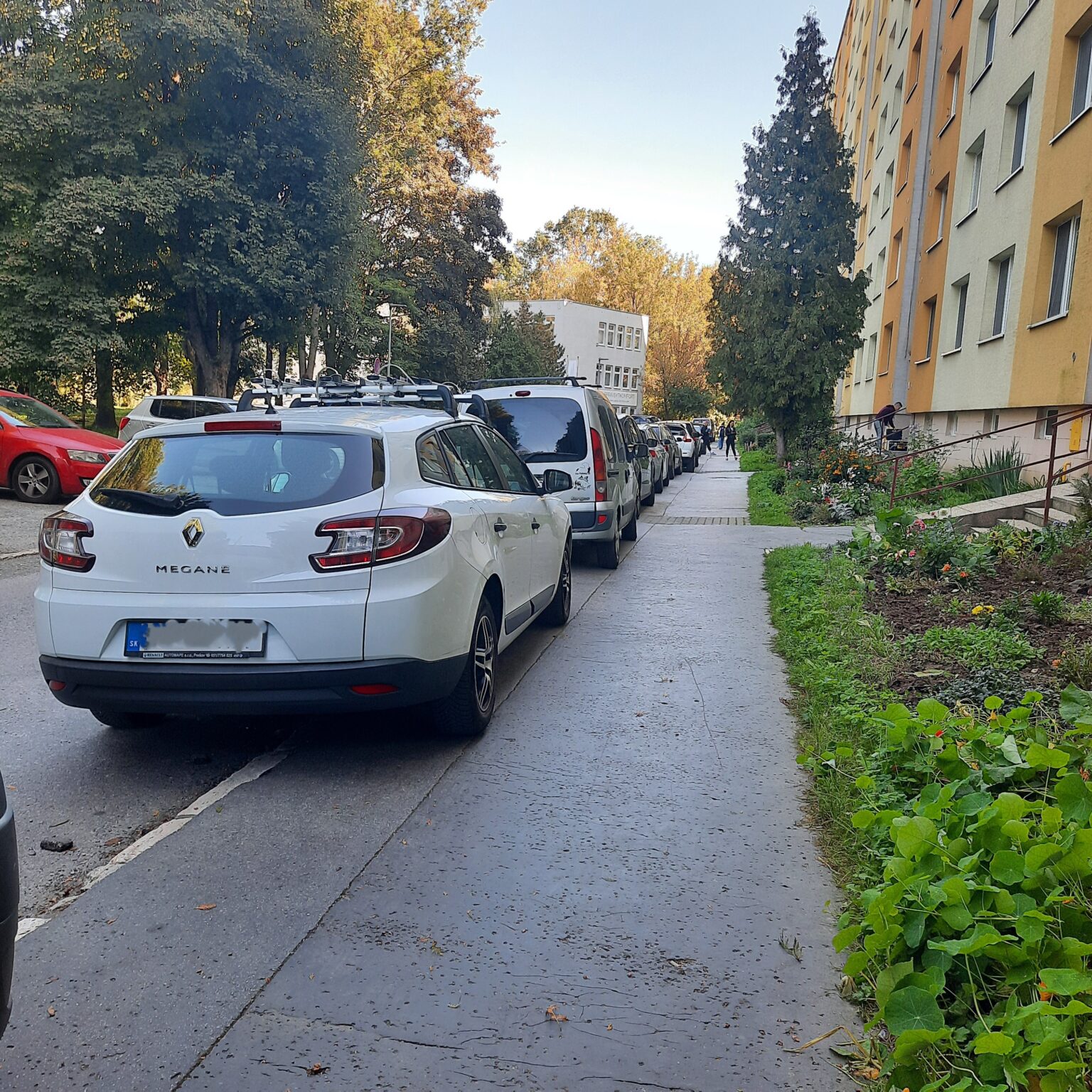 Parkovanie na chodníku sa stretáva s veľkou kritik 