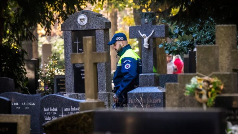 Počas Dušičiek bude na cintorínoch viac policajtov. Hrozia aj dopravné kolapsy?