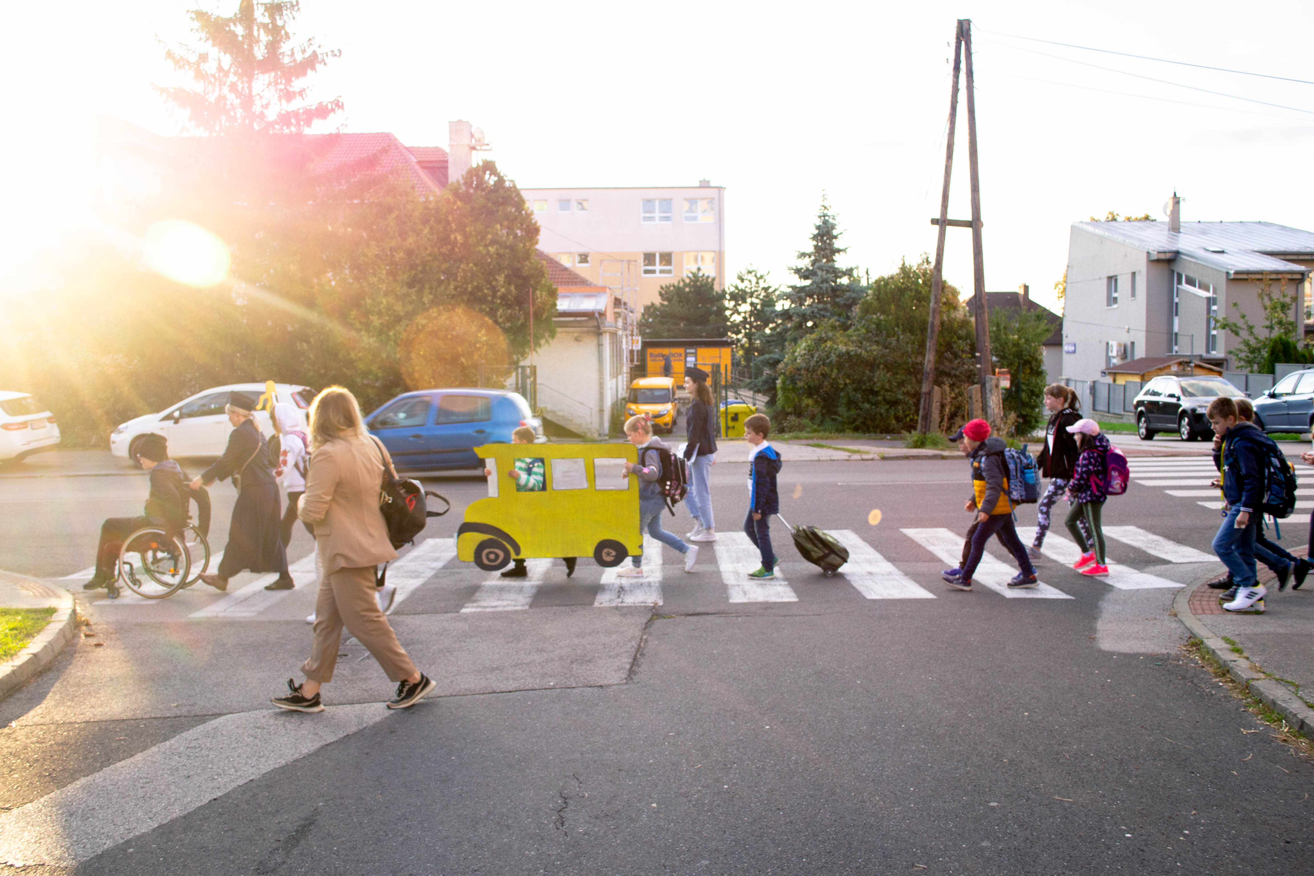 Peší autobus prišiel už aj do Bratislavy. Motivuje deti chodiť do školy po vlastných