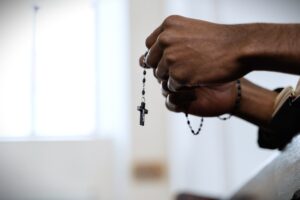 Ruženec a jeho moc vo väzenskej cele