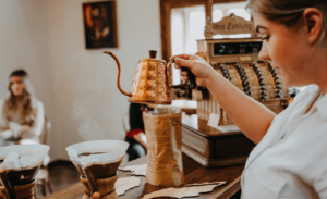 Pili sme kávu pripravenú v horúcom piesku. Múzeum kávy na Orave je svetový unikát