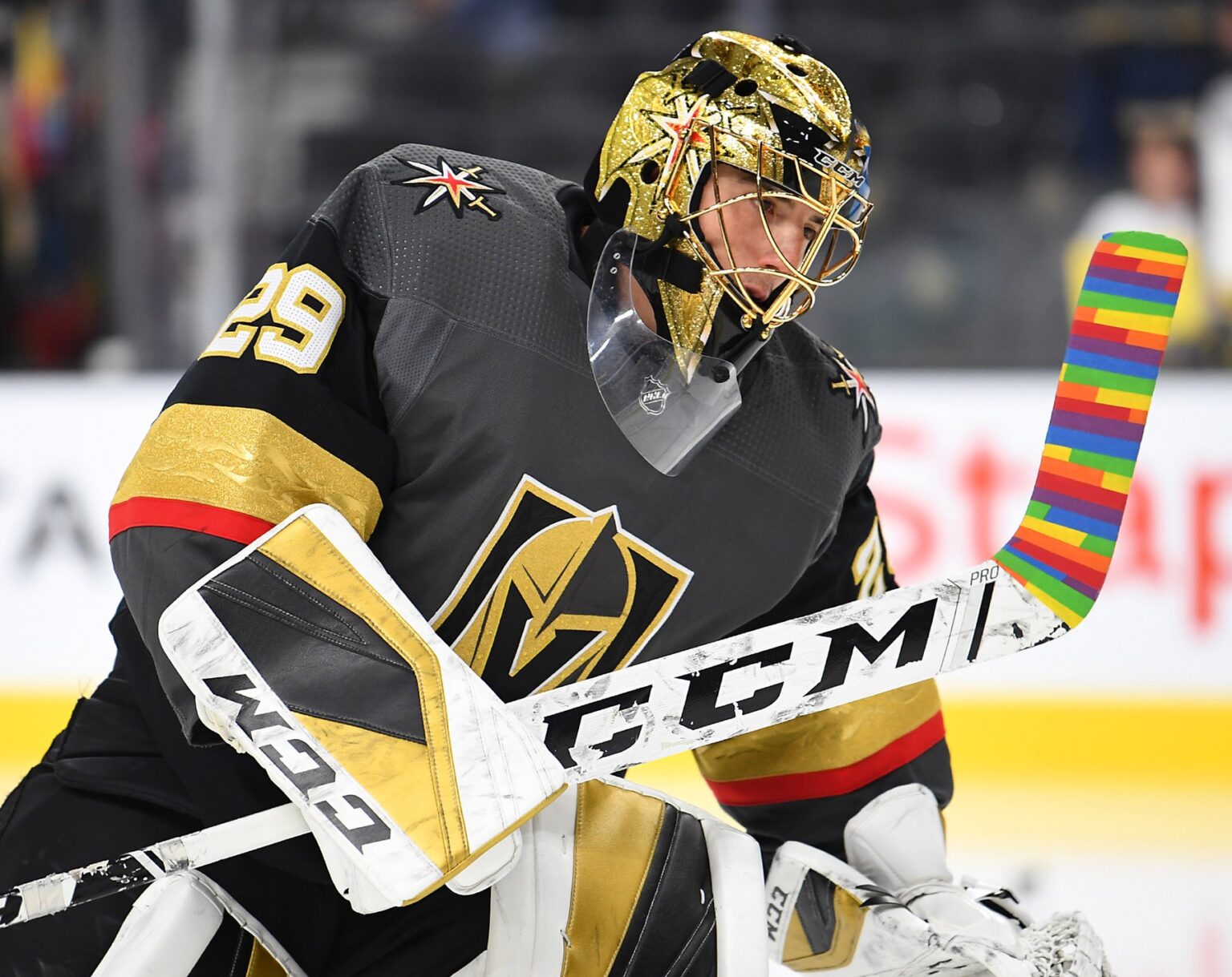 Brankár Vegas Marc-Andre Fleury s dúhou na hokejke. Foto: Profimedia.sk