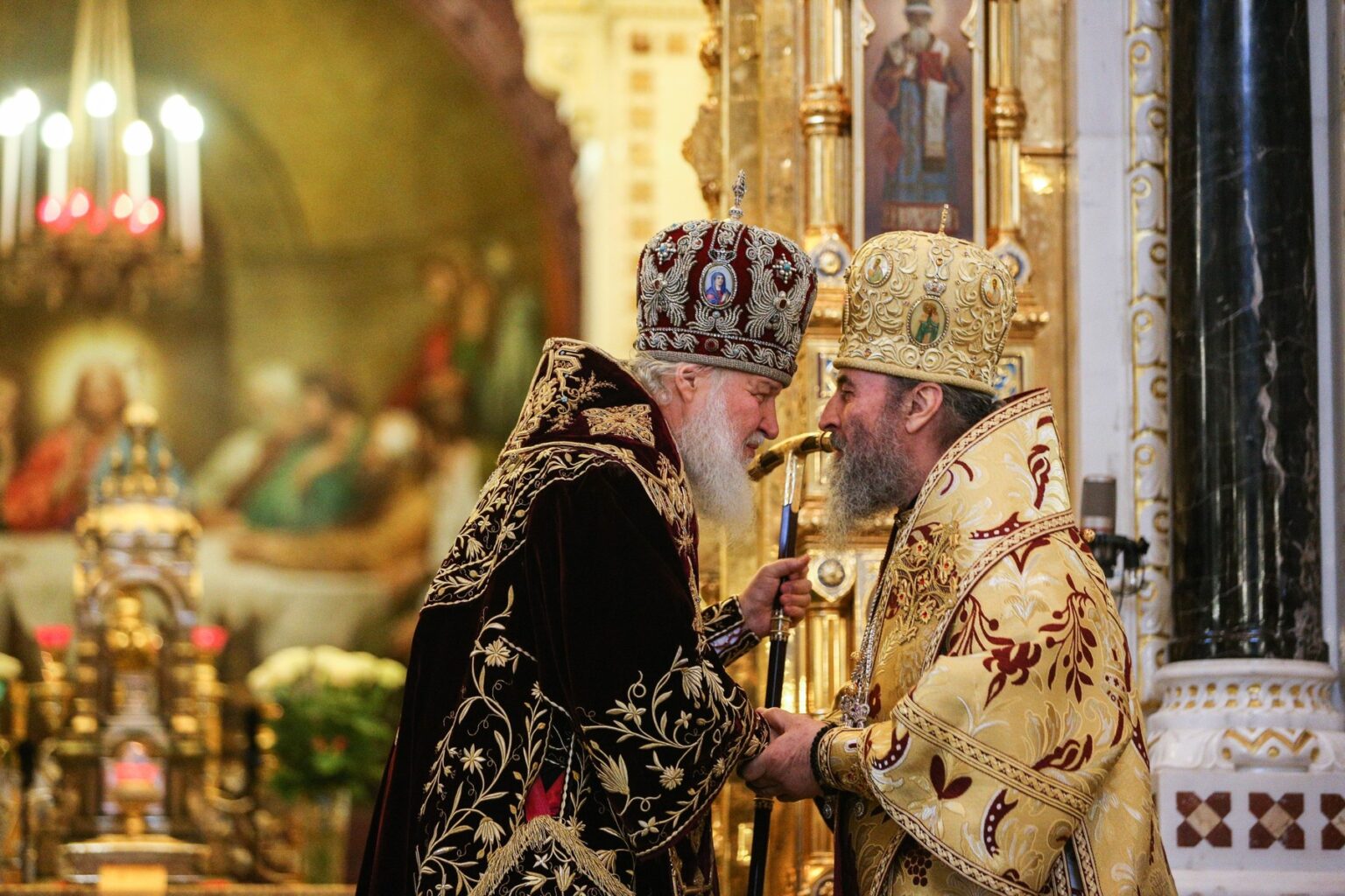 Ruský pravoslávny patriarcha Kirill (vľavo) pozdravuje hlavu Ukrajinskej pravoslávnej cirkvi patriacej pod Moskovský patriarchát Onufrija. Foto: Profimedia.sk