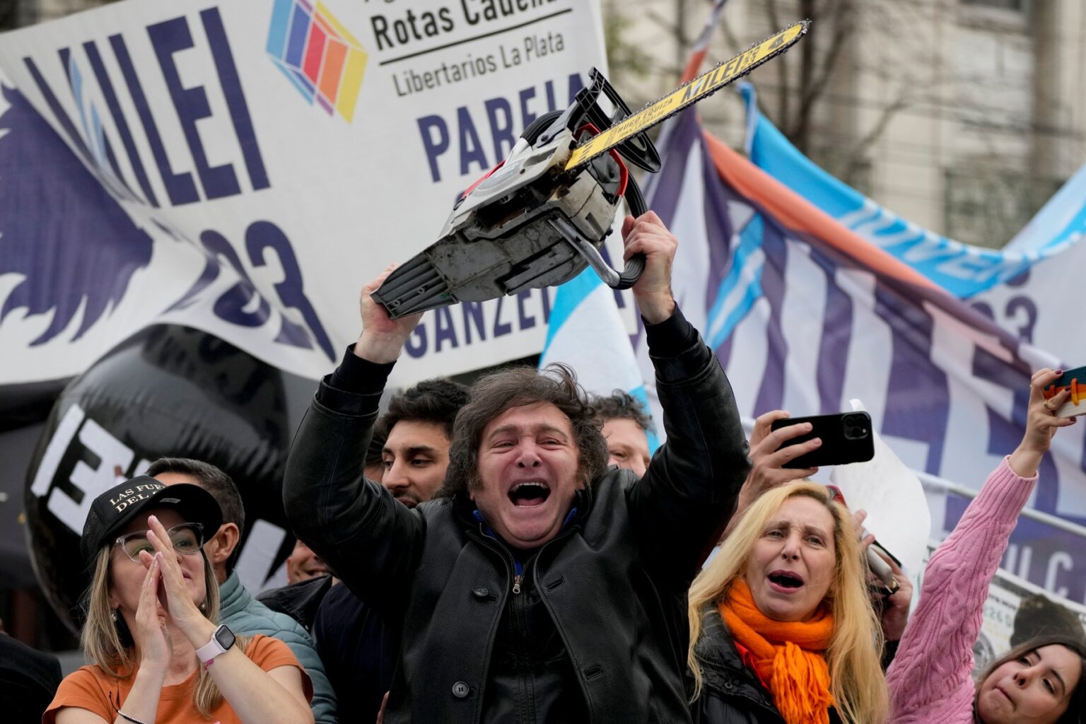 Javier Milei sa oháňa motorovou pílou počas mítingu v argentínskom meste La Plata v utorok 12. septembra 2023. Foto: Profimedia.sk