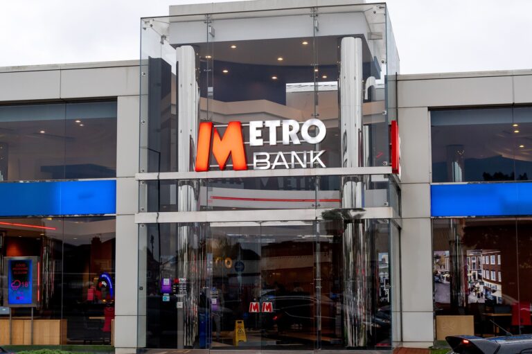 Britská Metro Bank našla záchrancu. Pomohol jej kolumbijský miliardár