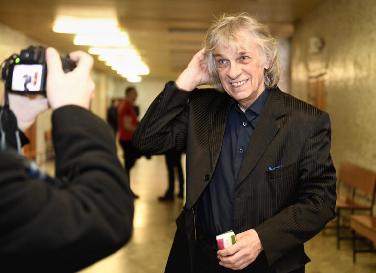 Kalmusa obvinili z poškodenia pamätníkov. Z jedného odstránil nápis Sláva ruským zbraniam