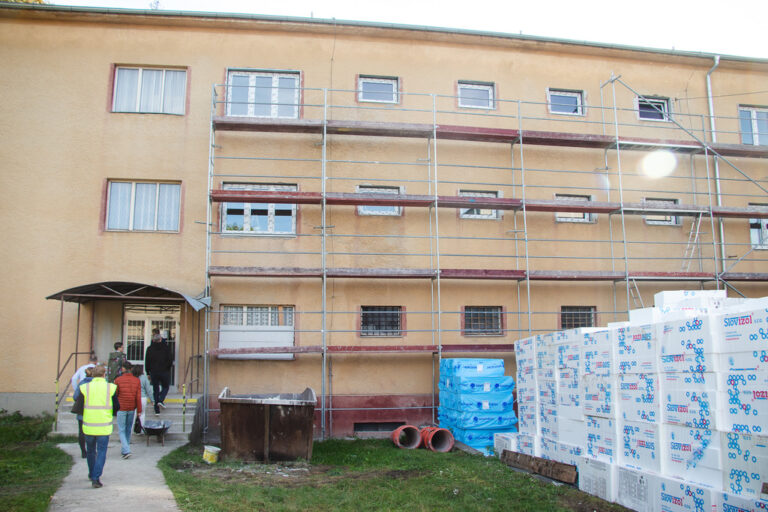 Stavebné práce na škole výrazne meškajú. Kraju hrozí pokuta