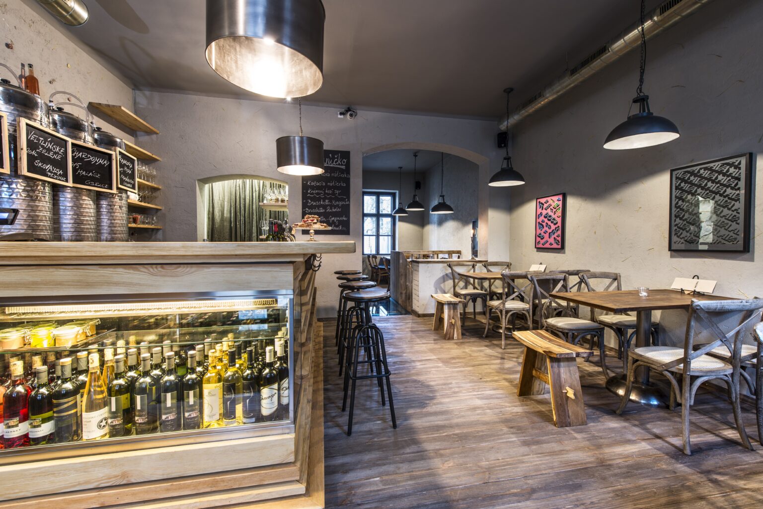 Viecha malých vinárov - nový koncept, ktorý Bratislavčanov zaujal. Foto: R. Hubač.