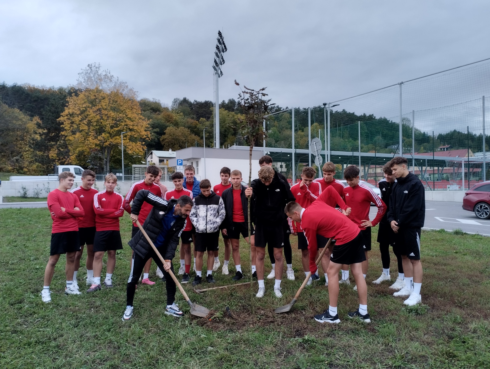 V okolí mládežníckeho štadióna v B. Bystrici vysadili nové dreviny