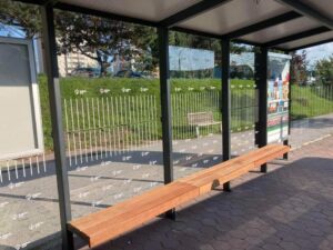 Ľudia už nebudú moknúť na zastávkach, toto im pomôže