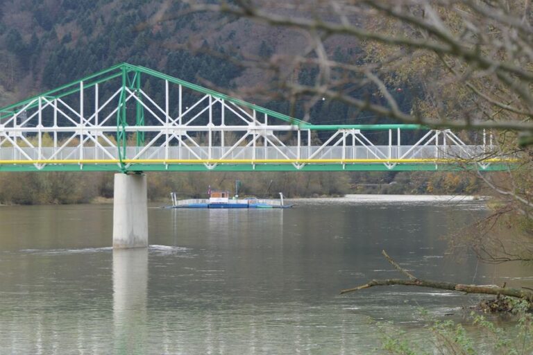 Rodičom a deťom padol kameň zo srdca, opäť môžu využívať lávku ponad Váh