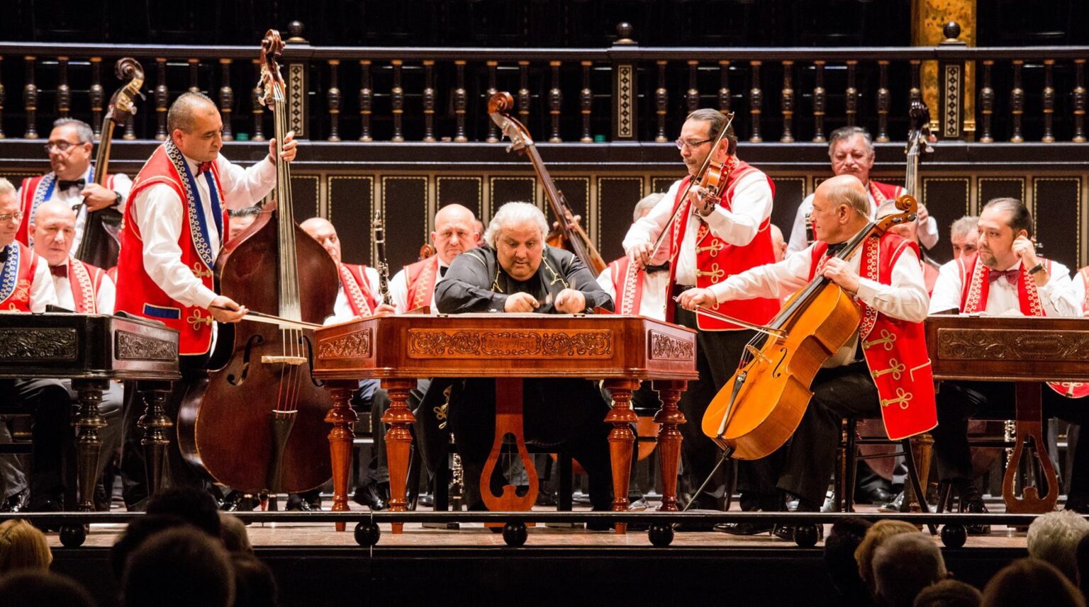 Koncert 100 členného, cigánskeho orchestra z Budapešti je vždy strhujúcim zážitkom. Foto: Wikipedia