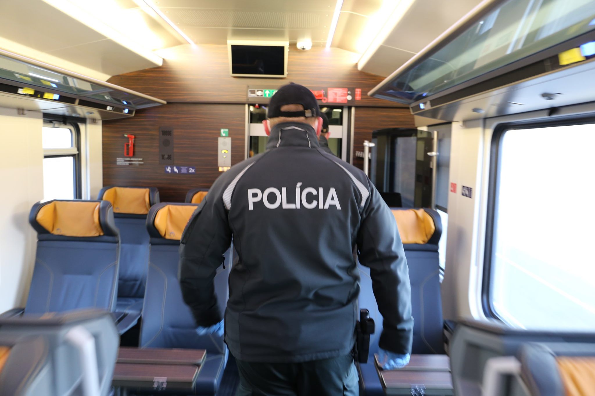 Vo vlakoch bude viac policajtov. Od dnes