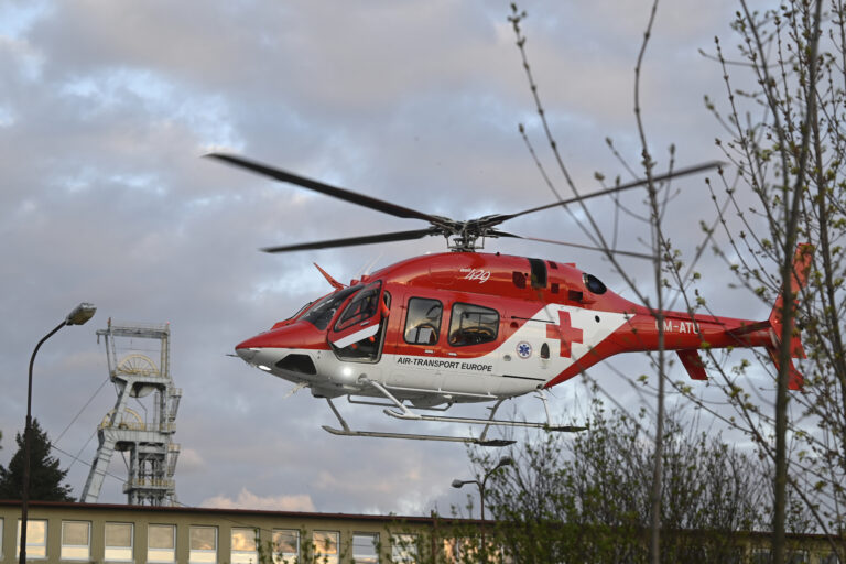 Muž zomrel počas prechádzky. Zasahoval aj vrtuľník