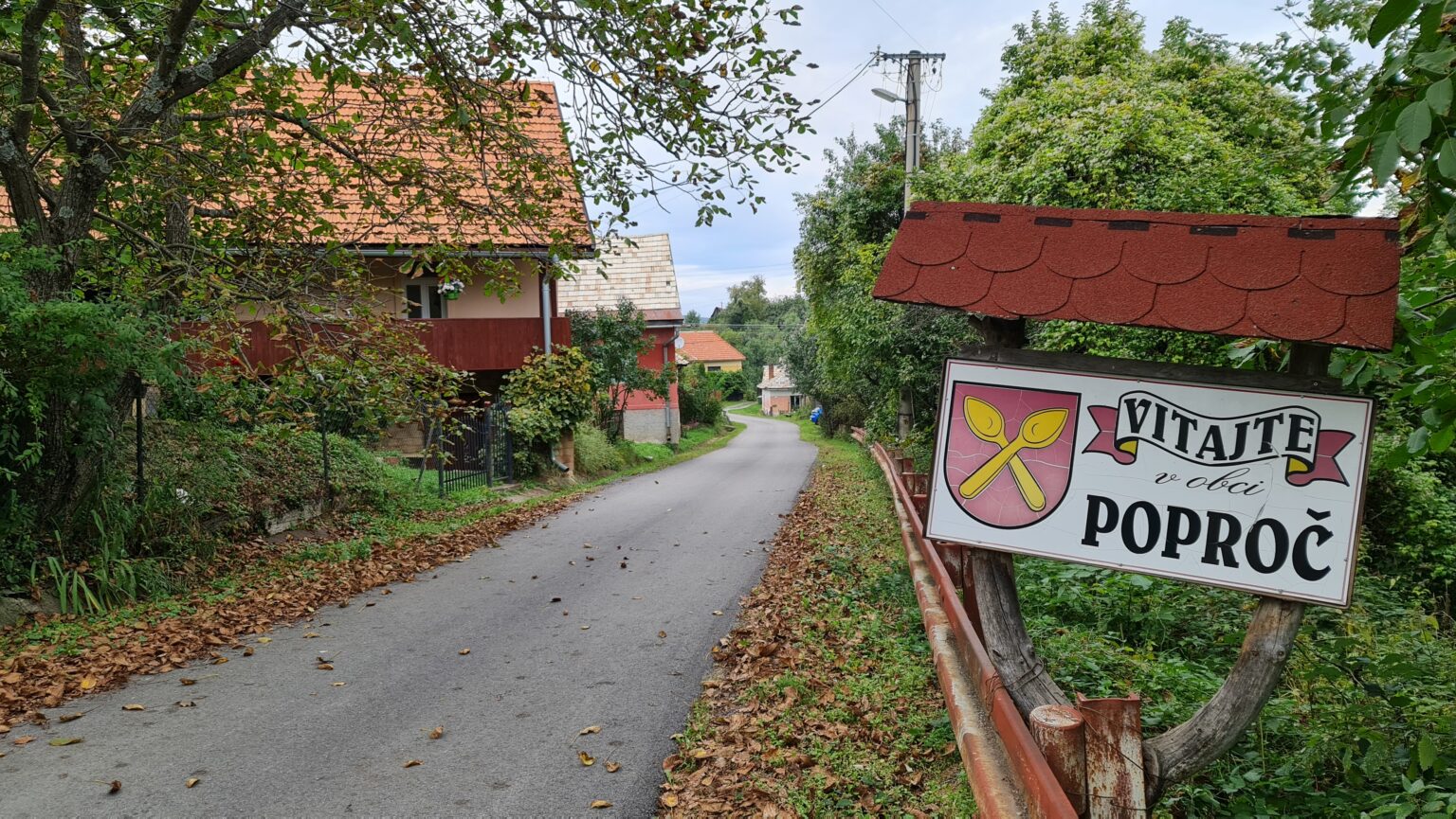 Vjazd do dediny Poproč v Rimavskosobotskom okrese. Foto: Branislav Caban