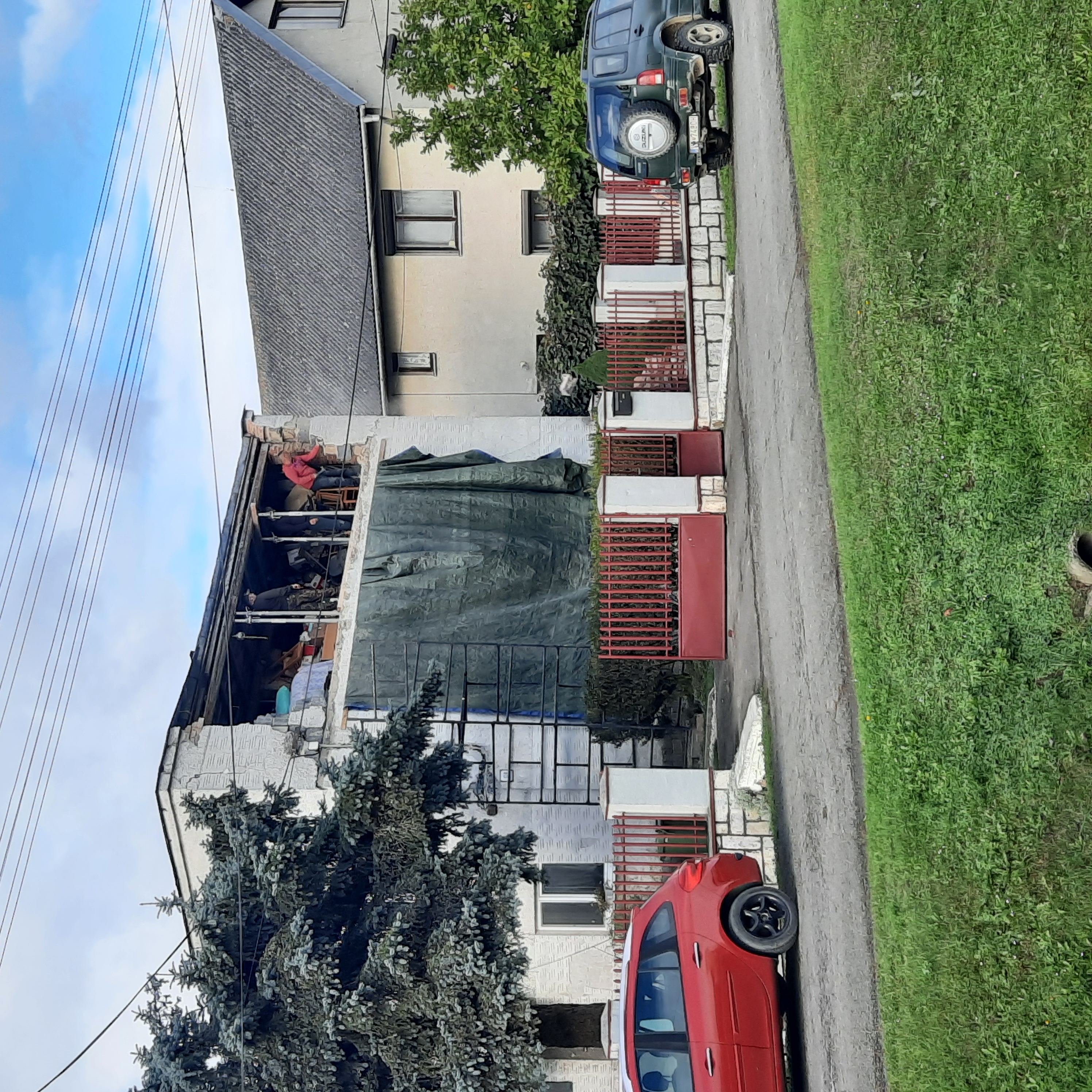 Niektorí už peniaze dostali, iní musia ešte počkať. Ako funguje prerozdeľovanie peňazí ľuďom po zemetrasení? 