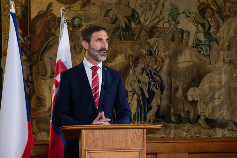 Vojenská pomoc Ukrajine od firiem na Slovensku a v Česku bude pokračovať